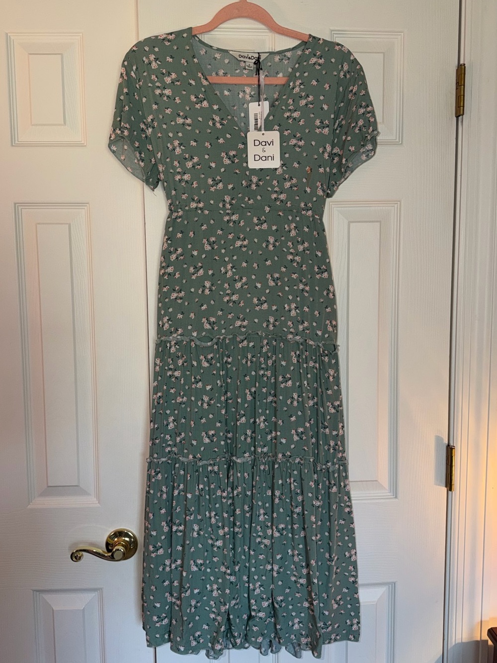 Davi & Dani Green Floral Tiered Midi Dress